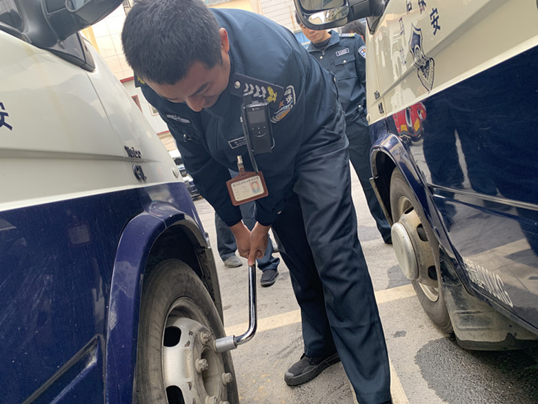 司機(jī)對車輛的維護(hù)2.jpg