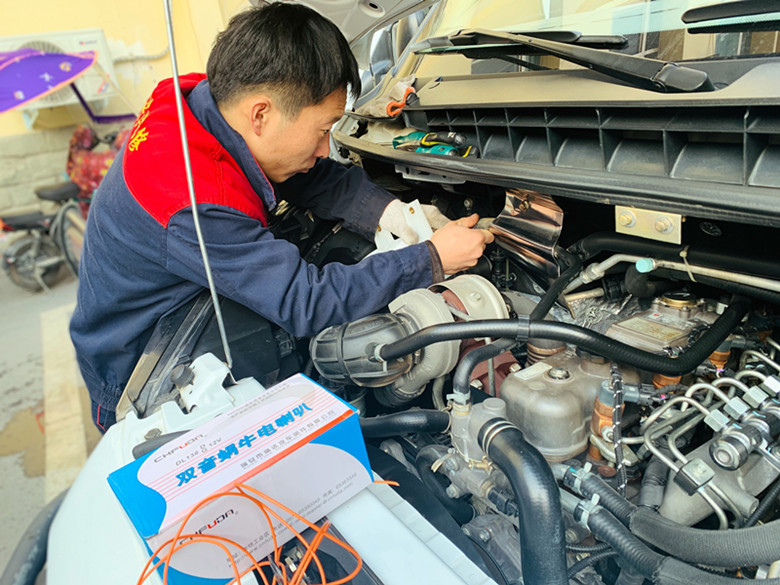 修理廠對押運(yùn)車輛進(jìn)行修理2.jpg