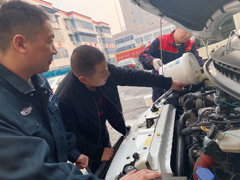 修理廠對押運(yùn)車更換防凍液.jpg
