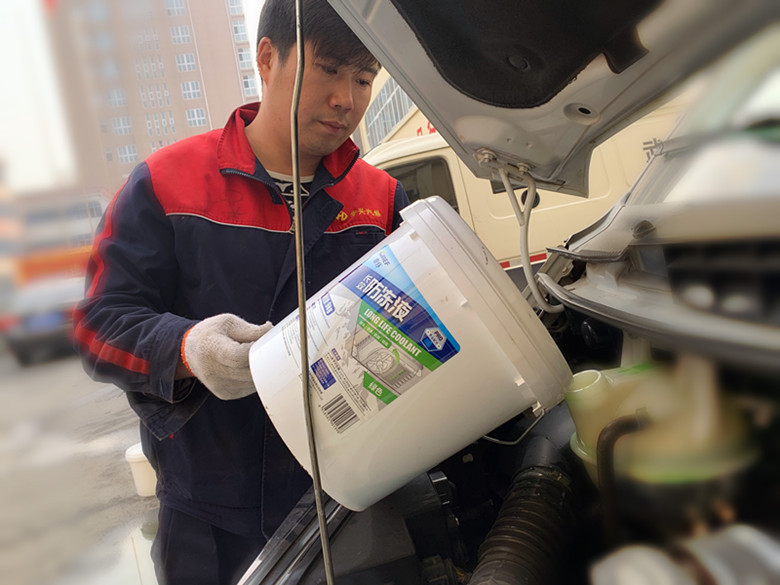 修理廠對押運(yùn)車更換防凍液2.jpg