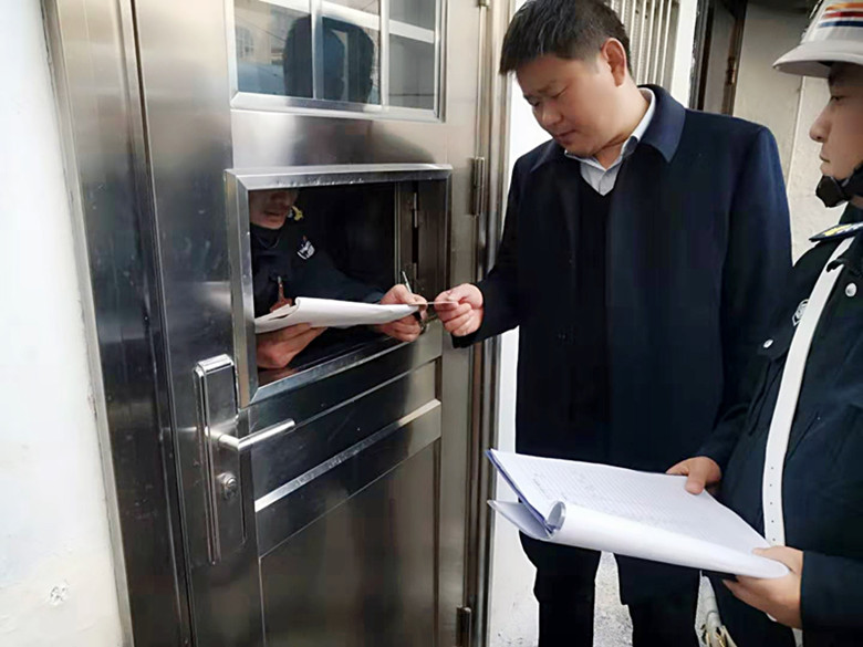 對槍支彈藥進(jìn)行檢查1.jpg