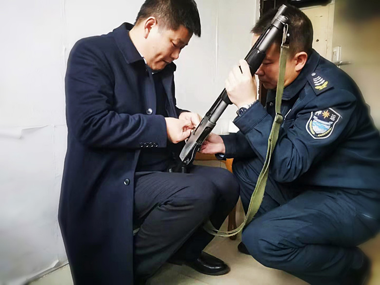 對槍支彈藥進(jìn)行檢查2.jpg